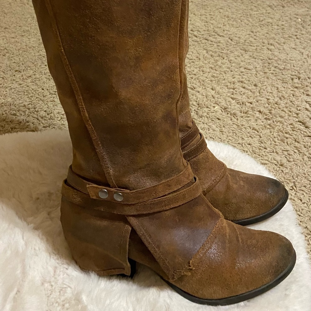 Fergie (fergalicious)tall brown boot